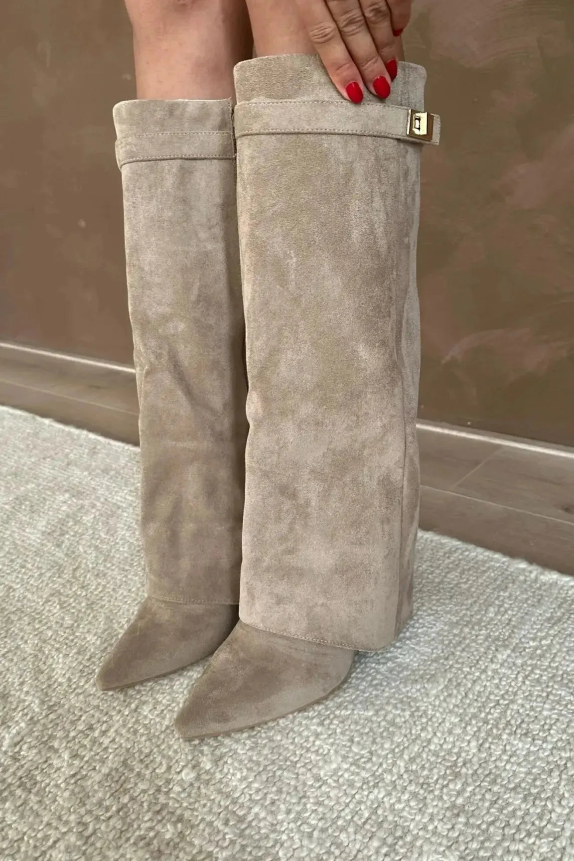 Eleganter Overknee-Stiefel mit Logo-Detail