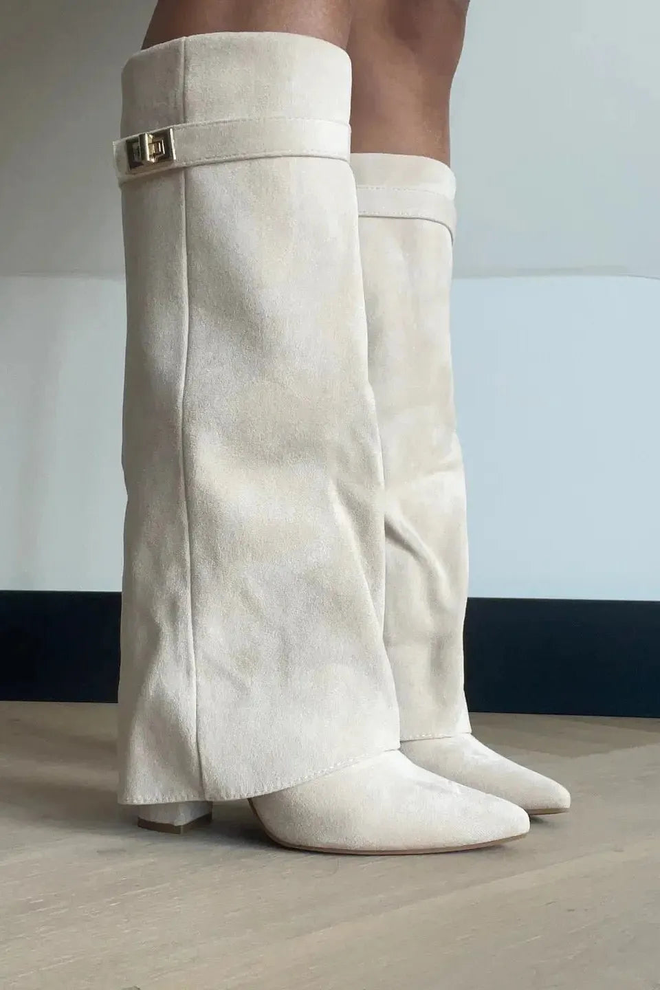 Eleganter Overknee-Stiefel mit Logo-Detail