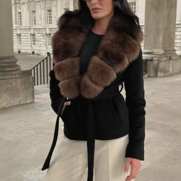 Luxuriöse Damenjacke mit Kunstpelzkragen