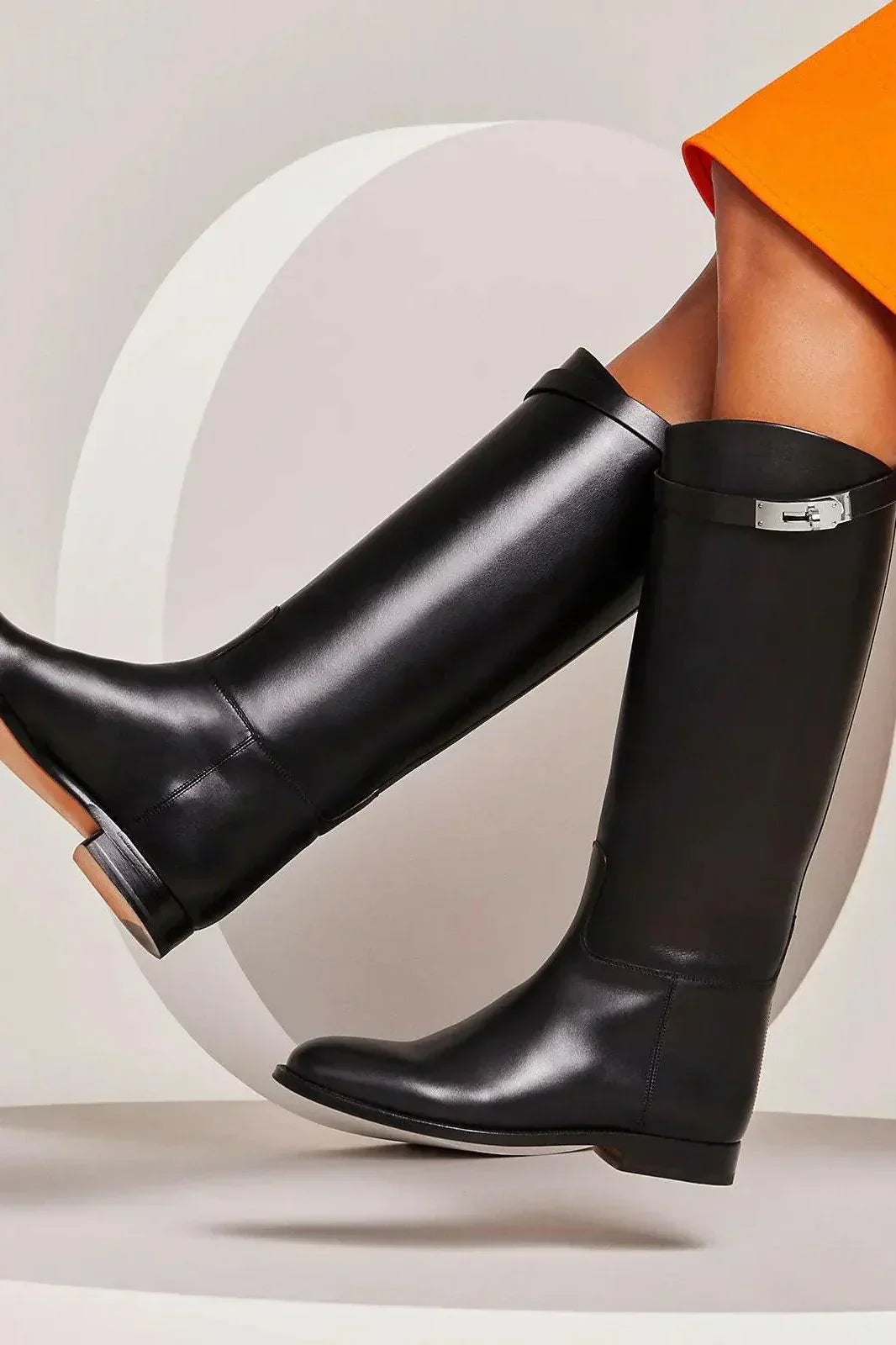 Luxuriöse Lederstiefel im eleganten Reitstil