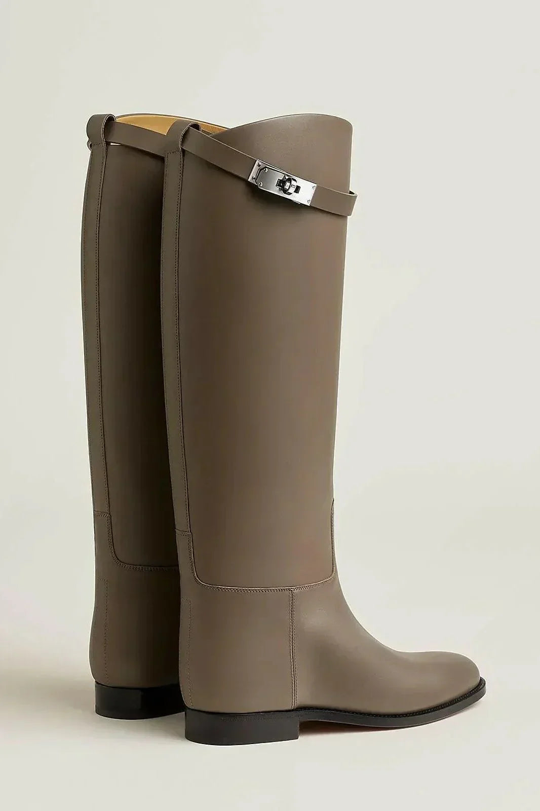 Luxuriöse Lederstiefel im eleganten Reitstil