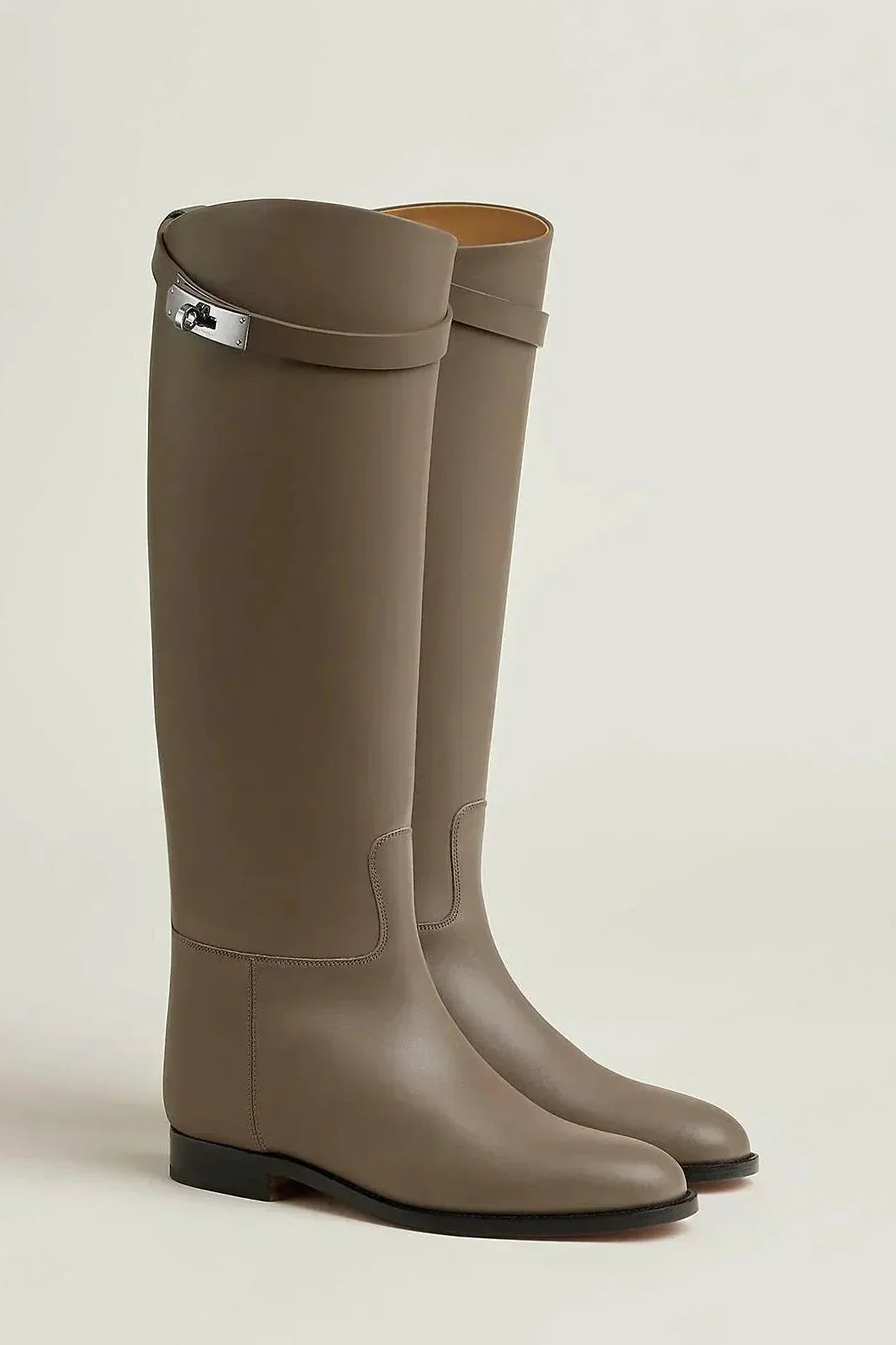 Luxuriöse Lederstiefel im eleganten Reitstil